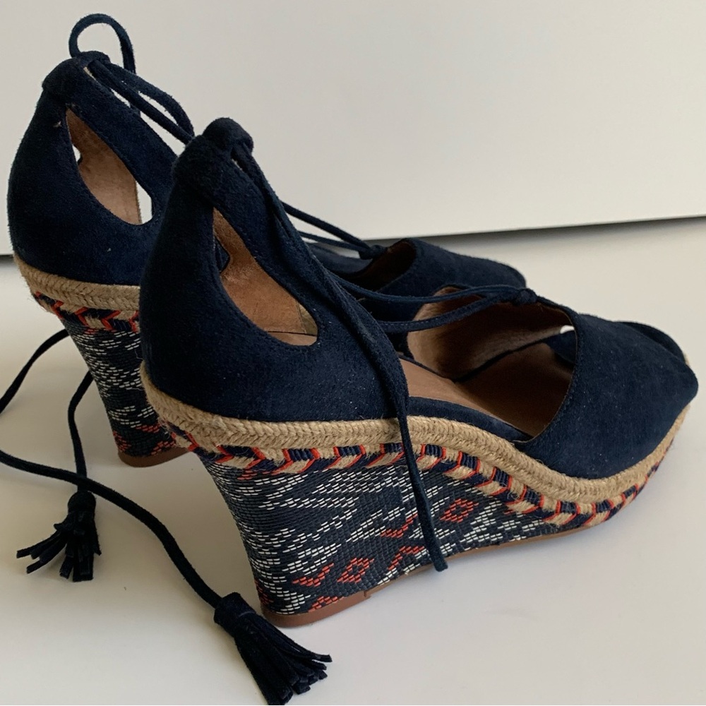 CAbi Isla Wedge Sandals Size 9M Navy Blue Ikat Suede Ankle Tie Tassels - Picture 5 of 11